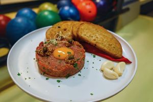 Hovězí tatarák (150 g), z vyzrálého diamond steaku s pošírovaným žloutkem, kapary, opečený chléb nebo topinky