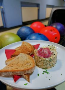 Pikantní tvarůžkový tataráček, s creme fraiche a šalotkou, opečený chléb nebo topinky