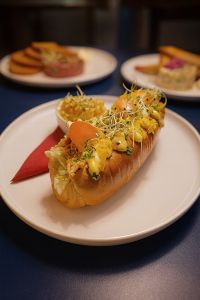 Chicken sandwich & coleslaw, hot-dogová bulka plněná trhaným kuřecím masem (110 g), sýrem čedar, hořčicovou majo a ledovým salátem, salát coleslaw