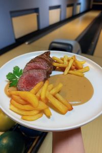 Filírovaný hovězí diamondsteak (250 g), pepřové velouté, belgické hranolky