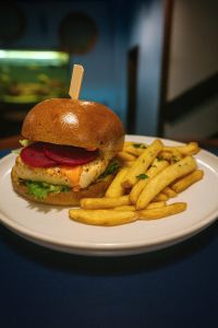 Halloumi burger & hranolky, grilovaný sýr halloumi (120 g), karamelizovaná červená řepa, pošírovaný žloutek, dip z pečeného česneku, steakové hranolky