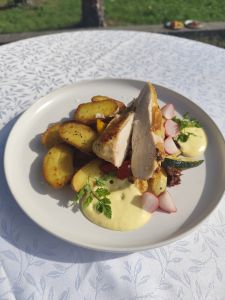 Kuřecí prsní steak (200 g), gril. zelenina, Grenaille, holandská omáčka